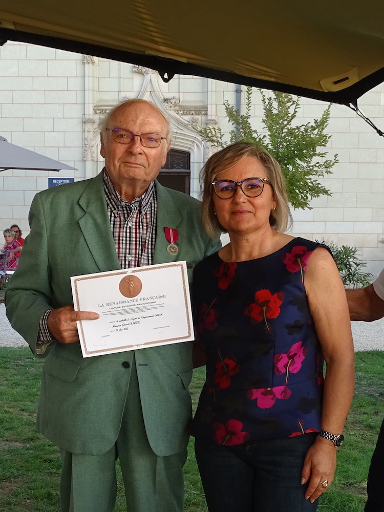 reçu la médaille d'or des mains de Madame Aldina Mateux Présidente de la Société des Auteurs et Artistes Francophones